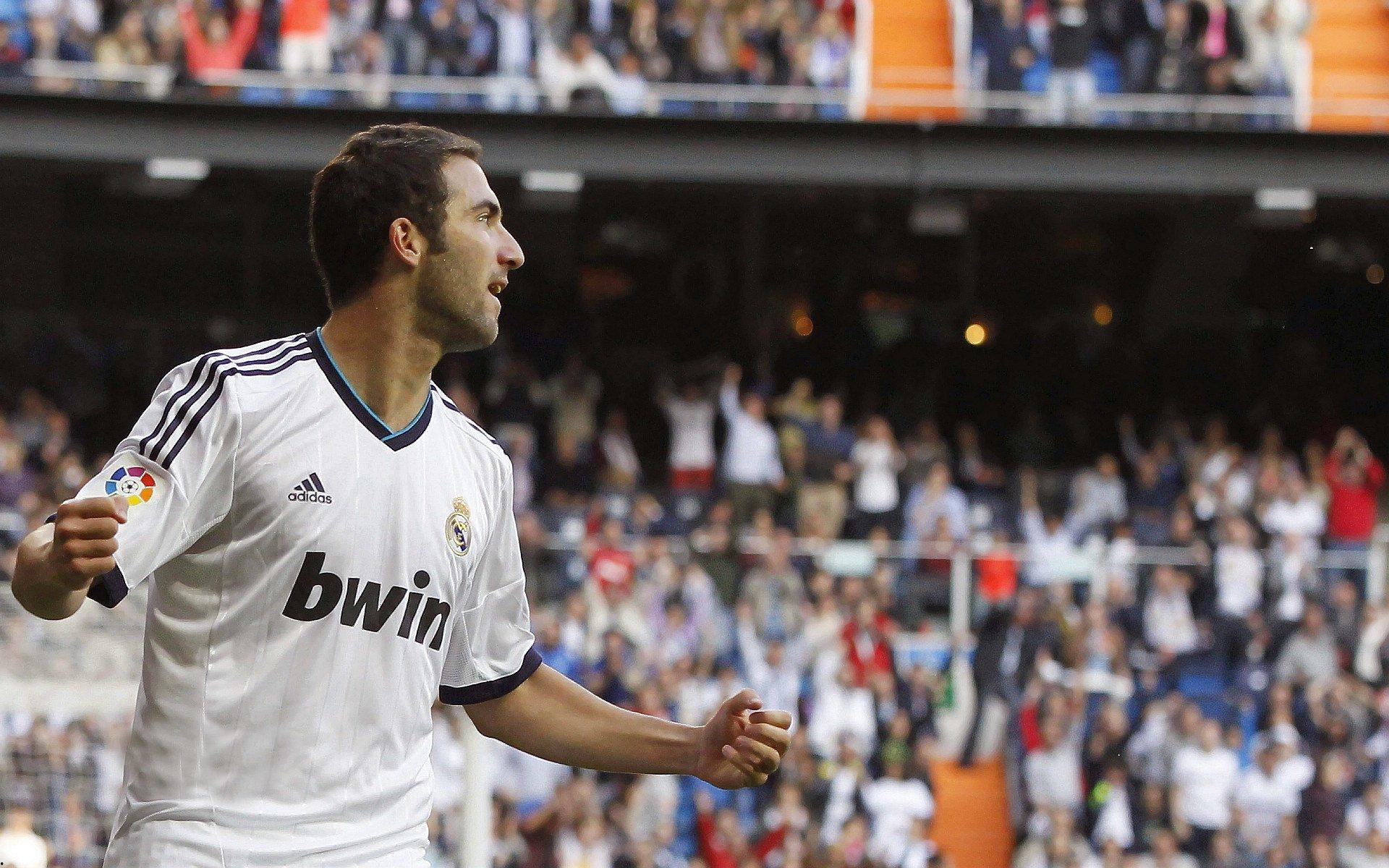 梅西第七次捧起金球奖 刷新历史纪录再创辉煌