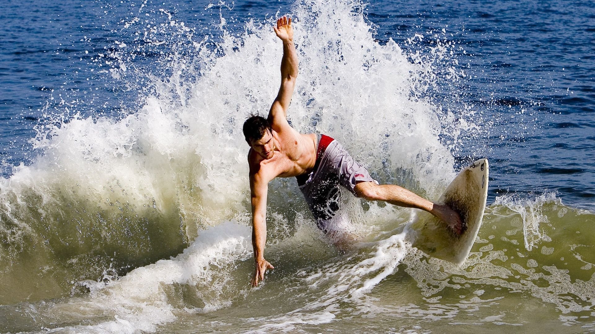 德甲联赛激战正酣,拜仁慕尼黑紧追勒沃库森争冠悬念再起